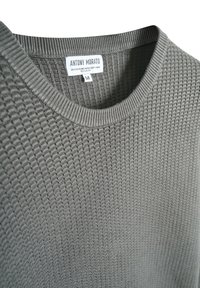 Maglione grigio a maglia con texture, collo rotondo e piccolo etichetta bianca con la scritta Antony Morato, taglia media, vista ravvicinata.