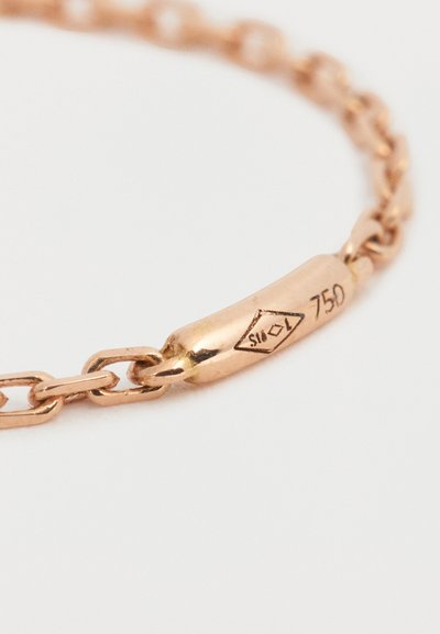 Κοντινή λήψη βραχιολιού με αλυσίδα ροζ χρυσού με κούμπωμα σημειωμένο με «750» και διαμαντένιο σήμα.