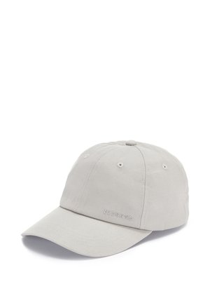 Hellgraue Baseballkappe mit gebogenem Schirm und Belüftungsösen, mit kleinem geprägtem Text auf der Vorderseite, auf weißem Hintergrund.