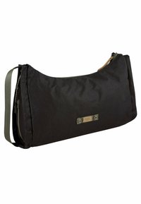 Sort nylon crossover taske med et buet design, der har lynlåslukning, olivengrønt rem og et lille mærketik. Glat tekstur.