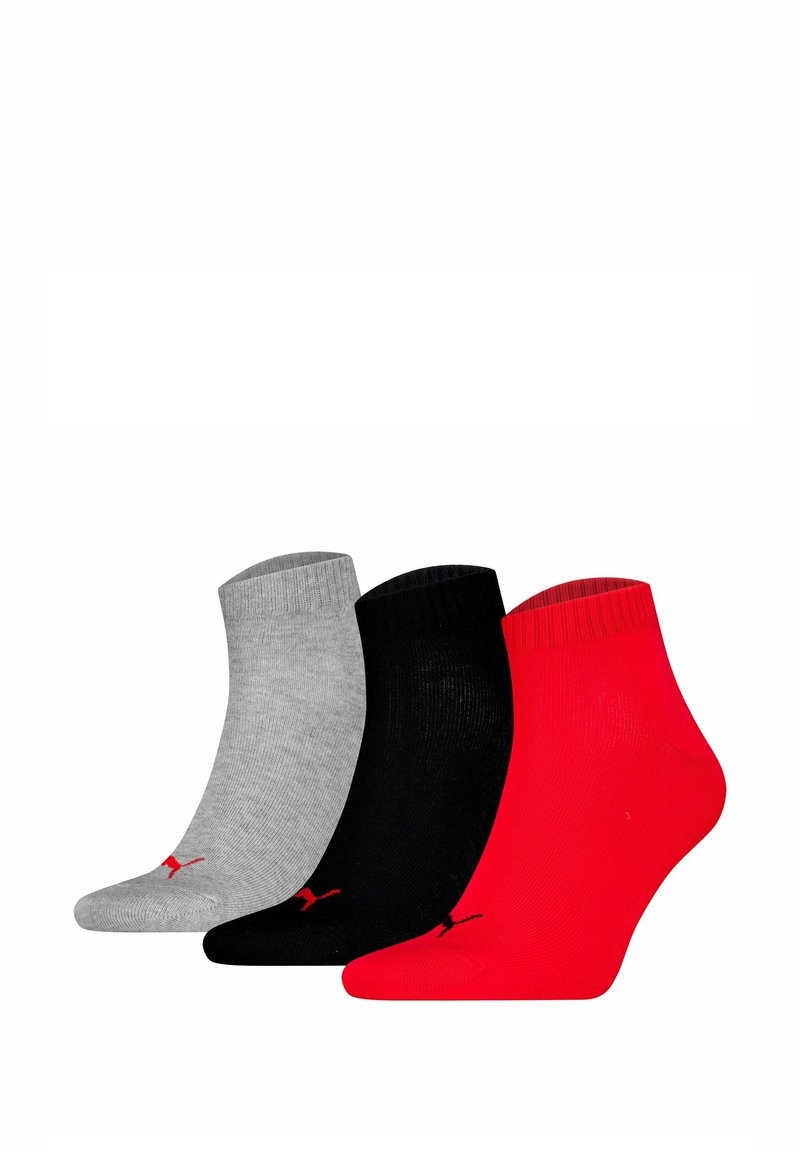 Drei Paar Knöchelsocken in Grau, Schwarz und Rot, mit geripptem Bündchen und einem kleinen Logo nahe der Zehe. Hergestellt aus weichem Textilmaterial.