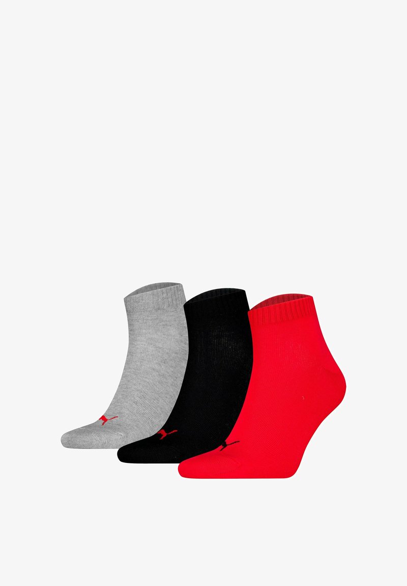 Drie paar enkelsokken in grijs, zwart en rood, met ribbelige boorden en een klein logo nabij de teen. Gemaakt van zachte textielmaterialen.
