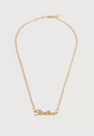 Χρυσό κολιέ με αλυσίδα και μενταγιόν με καλλιγραφική λέξη που γράφει "Κλεμμένο", τοποθετημένο σε λευκό φόντο.