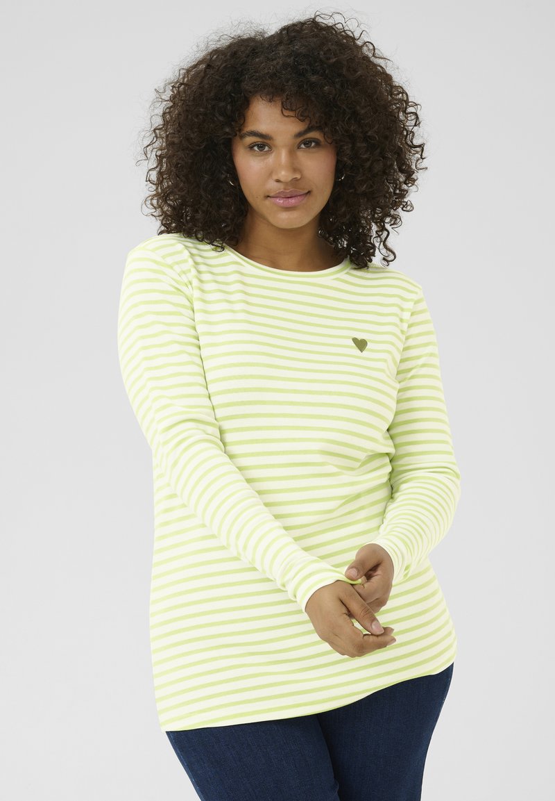 Chemise à manches longues rayée vert clair et blanche avec un petit cœur sur la poitrine, fabriquée en tissu doux et extensible.