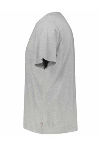 Camiseta gris de manga corta con cuello redondo, hecha de material de algodón suave; presenta un dobladillo recto y una pequeña etiqueta con el logotipo en el costado.
