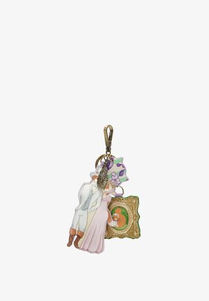 Portachiavi con una coppia in abiti vintage, una forma floreale viola, una cornice dorata con uno scoiattolo e un piccolo ciondolo metallico a forma di piuma.