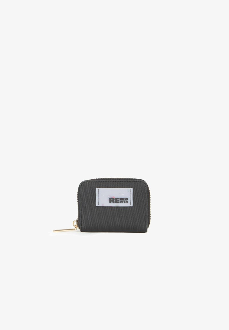 Lukket sort pung lavet af tekstureret materiale, med et klart ID-vindue, hvorpå der står "RENEW VITA". Kompakt, rektangulært design.