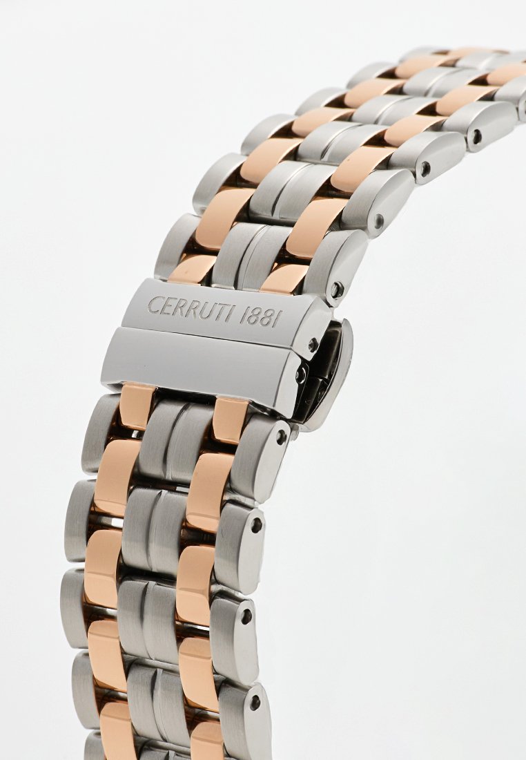 Bransoletka zegarka Cerruti 1881 wykonana ze stali nierdzewnej w odcieniach różowego złota, z złączonymi ogniwami i polerowanym zapięciem z wygrawerowanym logo.