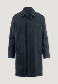 Marineblauer Baumwollmantel mit geradem Schnitt, großen Fronttaschen, einem knöpfbaren Kragen und einem klaren, minimalistischen Design. Weiche Textur, keine sichtbaren Muster.