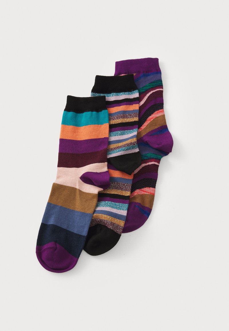 Conjunto de meias listradas multicoloridas. Os materiais incluem uma mistura de algodão macio. Apresentam larguras e texturas variadas. As cores incluem roxo, azul e laranja.