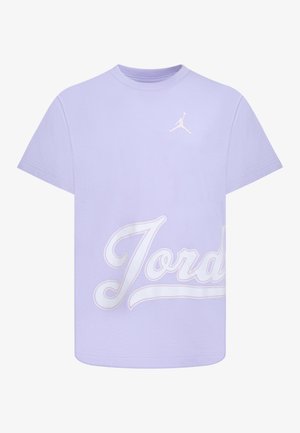 Lilansävyinen lyhythihainen t-paita, jossa valkoinen Jordan-teksti alareunassa ja pieni valkoinen Jumpman-logo lähellä kaulusta.