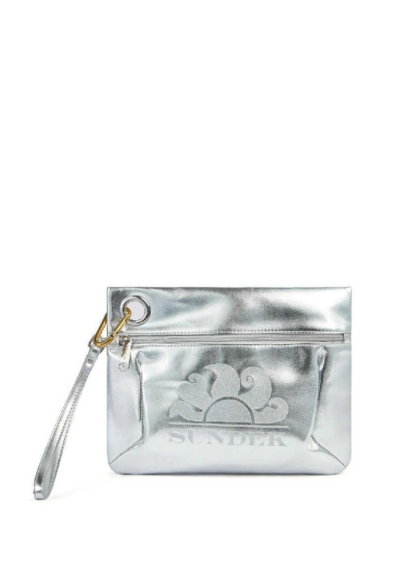 Clutch metallico argento con cinturino da polso, dotato di chiusura a zip, logo del sole in rilievo e una texture liscia e lucida.