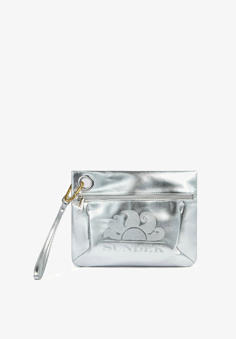 Clutch metallico argento con cinturino da polso, dotato di chiusura a zip, logo del sole in rilievo e una texture liscia e lucida.