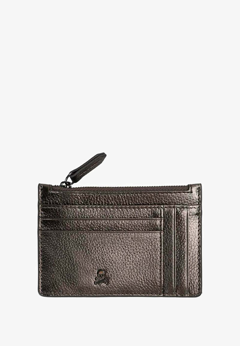 Portatarjetas de cuero metálico oscuro con múltiples ranuras para tarjetas, un compartimento con cremallera y un detalle de logo en la esquina inferior.