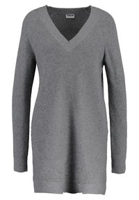 Pull gris en tricot avec col en V, manches longues et texture côtelée. Présente des détails en tricot diagonal sur les côtés.