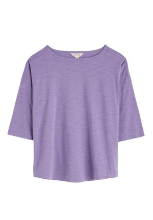 Losse, lavendelgekleurde dames top met korte mouwen en ronde hals, gemaakt van slub katoen.