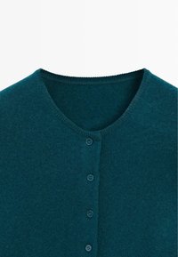 Türauf-Kardigan aus weichem Strickstoff, mit rundem Ausschnitt, fünf Knopfverschluss und subtiler Textur.