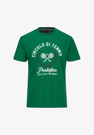 Groen T-shirt met korte mouwen met witte tekst, gekruiste tennisrackets, een tennisbal en een cirkelvormig patroon middenvoor.
