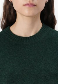 Vero Moda VMBOOM O NECK   - Džemper - pine grove