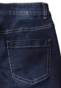 Mörkblå denimjeans med en bakficka med en sydd kant, kontrasterande vit söm och en slät textur.