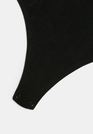 Zwarte gebreide stof met een ronde halslijn, voorzien van twee zwarte knopen aan de zijkant voor sluiting en een gladde textuur.