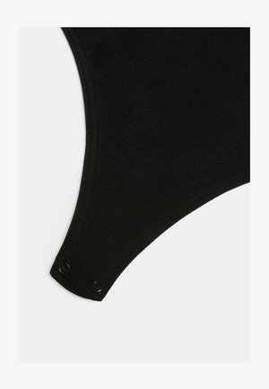 Zwarte gebreide stof met een ronde halslijn, voorzien van twee zwarte knopen aan de zijkant voor sluiting en een gladde textuur.