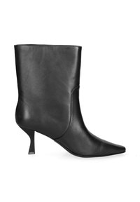 Stivale alla caviglia in pelle nera con una silhouette elegante, punta affilata e tacco sottile. Texture liscia senza pattern visibili o accessori.