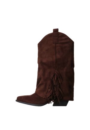Botte de cowboy en daim brun foncé mi-mollet avec bout pointu, talon bas empilé et détail à franges sur le côté extérieur.