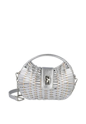 Bolso tejido plateado con asa superior curva, solapa frontal y correa de hombro desmontable con cadena sobre fondo blanco.