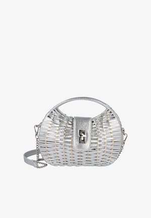 Bolso tejido plateado con asa superior curva, solapa frontal y correa de hombro desmontable con cadena sobre fondo blanco.