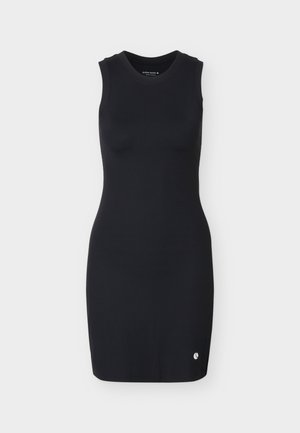 Crna mini haljina bez rukava, uskog kroja, s okruglim izrezom i malim bijelim logotipom blizu ruba, prikazana na jednobojnoj svijetlosivoj pozadini.