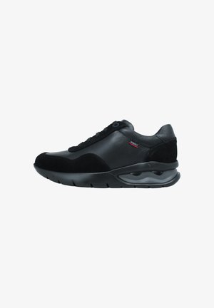 Sneaker in pelle nera e camoscio con design stringato e suola imbottita con bolle d'aria visibili su sfondo bianco.