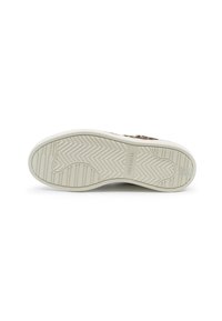 Sneaker bianco con tomaia decorata, dotato di suola in gomma testurizzata, contrasti di accenti chiari e scuri, e design a spina di pesce.