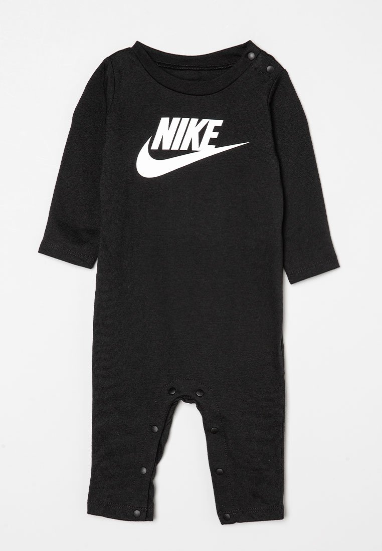 Une combinaison noire à manches longues en tissu doux, présentant un grand logo Nike blanc à l'avant et des boutons-pression aux épaules et en bas.
