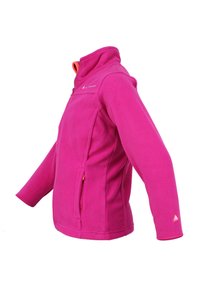 Veste en polaire de couleur rose vif avec un col haut, des détails de fermeture éclair orange, des poches latérales et un logo sur la poitrine gauche et la manche.