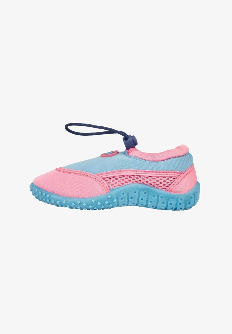 Chaussure d'eau pour enfants en rose et bleu avec des côtés en maille, une semelle texturée et une sangle élastique ajustable à l'arrière.