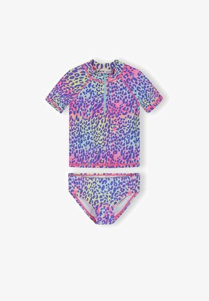 Krótki rękaw koszulki przeciwodpryskowej i dół od kostiumu kąpielowego z wielokolorowym nadrukiem w panterkę w odcieniach niebieskiego, różowego i żółtego, z półzamkiem z przodu na górze.