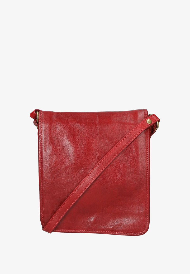 Sac bandoulière rouge en cuir, au toucher lisse, de forme rectangulaire, avec une bandoulière ajustable et un fermoir à rabat simple. Accents en laiton.