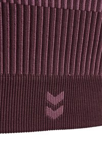 Geribde maroengekleurde beanie met afwisselend donkere en lichte paarse strepen. Heeft een klein logo met chevrons aan de onderzijde in een lichtere tint.