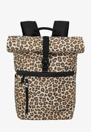 Rucksack mit Rollverschluss in Hellbraun und braunem Leopardenmuster, ausgestattet mit schwarzen Riemen, Schnalle, Frontreißverschlusstasche und Tragegriff oben.
