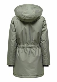 Lång, olivgrön parka med huva, elastisk midja och ribbade muddar. Slät yta och vattenavvisande material.