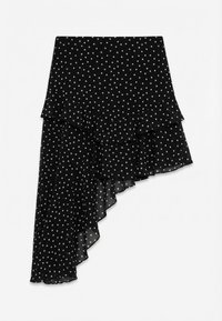 Μαύρη ασύμμετρη φούστα με λευκές πουά, βολάν σε στρώσεις στο τελείωμα και ρέον ύφασμα από σιφόν.