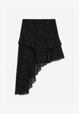 Μαύρη ασύμμετρη φούστα με λευκές πουά, βολάν σε στρώσεις στο τελείωμα και ρέον ύφασμα από σιφόν.