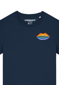 Navyblauwe katoenen t-shirt met een graphic van gestileerde regenbooglippen op de linkerborst. Korte mouwen, ronde hals, zachte textuur.