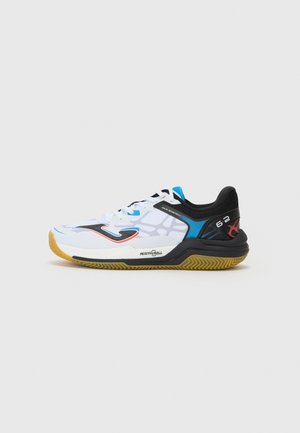 Chaussure de sport blanche avec des accents noirs, bleus et oranges. Elle possède une semelle texturée, une partie supérieure à motifs et un talon rembourré.