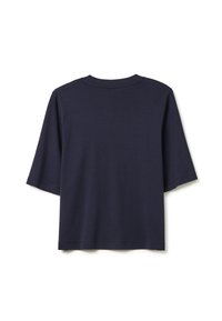 Marineblauwe T-shirt met korte mouwen, ronde hals ontwerp, gemaakt van zachte stof met een gladde textuur, voorzien van een rechte zoom en een relaxte pasvorm.