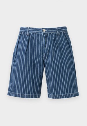 Siniset shortsit, joissa valkoiset pystysuuntaiset viirut, edessä napillinen sulku, vyölenkit ja sivutaskut, asetettu tasaiselle valkoiselle taustalle.