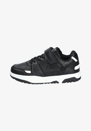 Czarny niski sneaker z białą podeszwą, sznurowany z przodu i pasek na rzep nad sznurowadłami, pokazany z boku na białym tle.