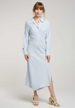 Robe portefeuille à manches longues en rayures verticales bleu clair et blanche ; présente un col, un détail de lien à l'avant et une fente latérale à l'ourlet.