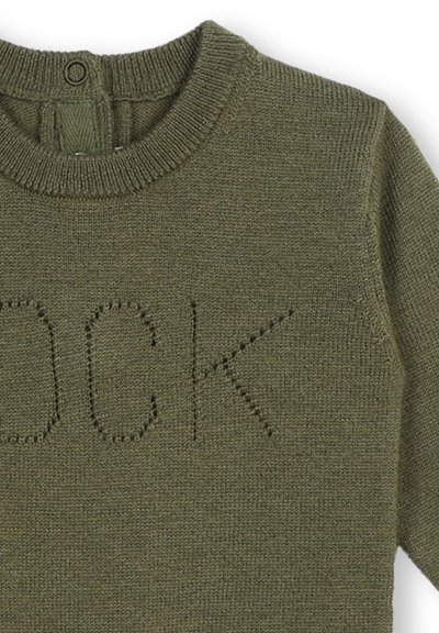 Olijfgroene gebreide trui met een ronde hals, een gestructureerde oppervlakte en het woord "LOCK" op de voorkant gestikt in contrasterende borduursel.